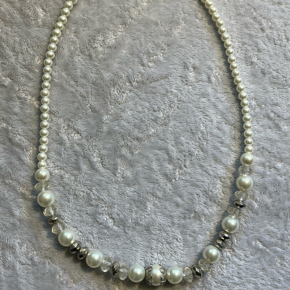 Elegant Pearl and Silver Necklace